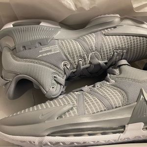 Brand new in box never worn men’s Nike basketball shoes